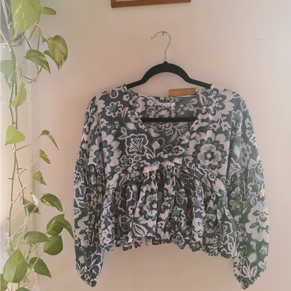 O’Neill Boho V-Neck Floral Blue and White Women's Peasant Top sz. M